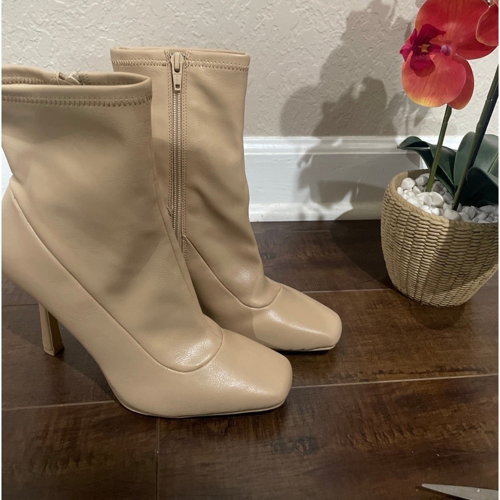 Gb boots good condition with a small scuff on heels noted in picture